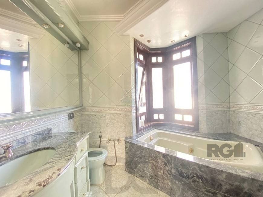Excelente casa de 300m² com 4 dormitórios no bairro Sarandi. — foto 11