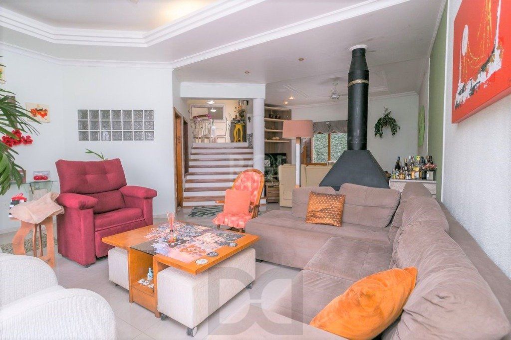 Casa para Venda - 279m², 3 dormitórios, sendo 1 suites, 4 vagas - Teresópolis — foto 3