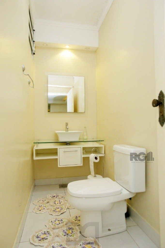 Excelente casa de 235m² com 4 dormitórios e 3 vagas no bairro Azenha. — foto 6