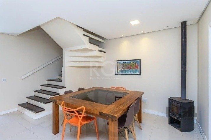 Casa com 03 dormitórios, 01 suíte, pátio, terraço com churrasqueira e vaga de garagem para 03 carros no bairro Ipanema — foto 8