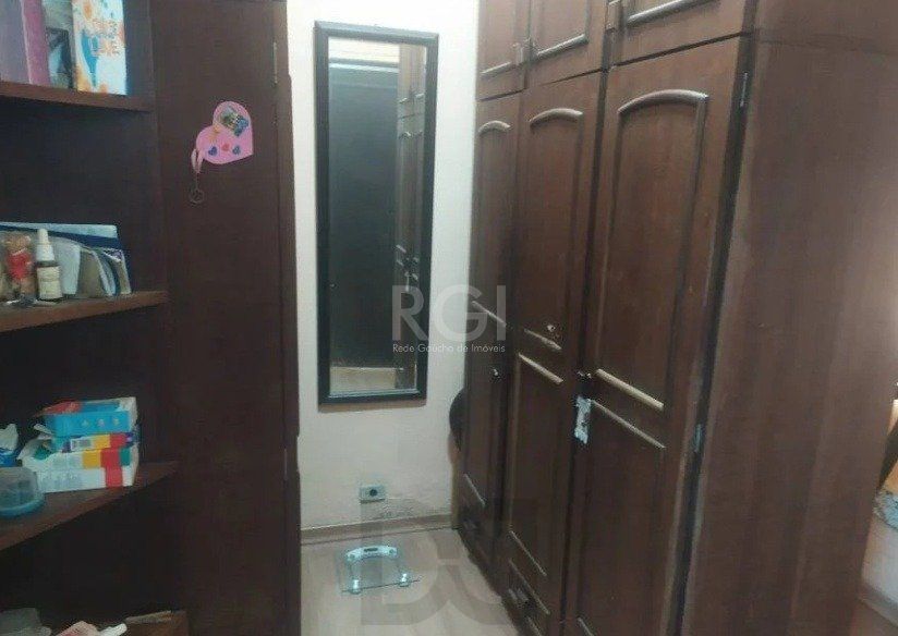 Casa com 03 dormitórios, churrasqueira, pátio com piscina e 5 vagas de garagem no bairro Menino Deus — foto 14