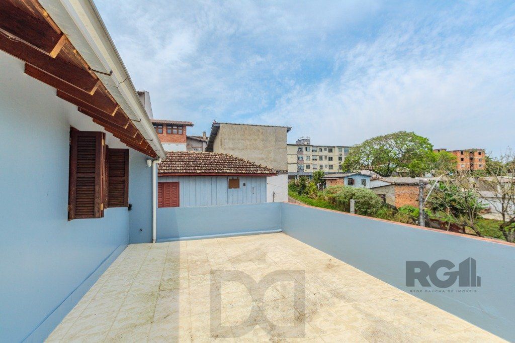 Casa 253m², 3 suítes, pátio, churrasqueira e vaga de garagem para 4 carros no bairro Nonoai — foto 15