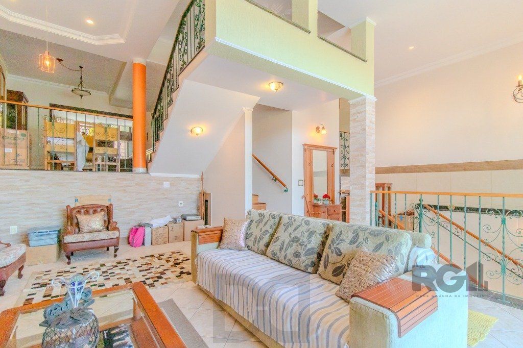 Linda casa de 04 dormitórios com vista livre no Bairro Teresópolis — foto 4