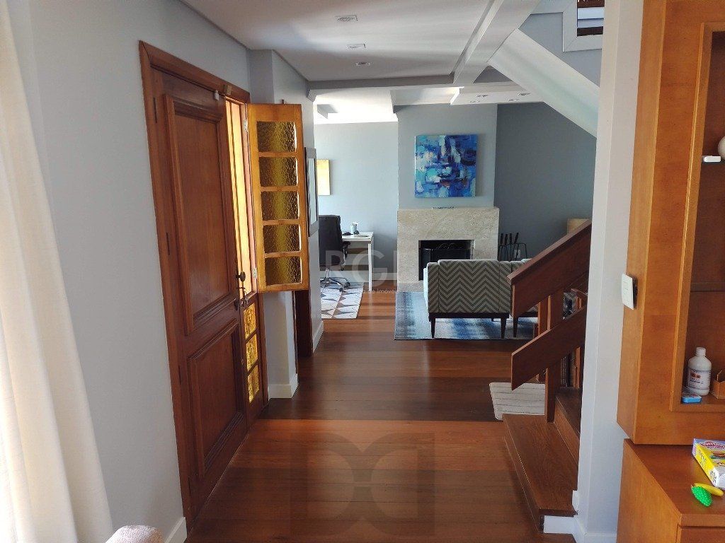 Excelente casa com 03 suíte, espaço gourmet com churrasqueira, living com lareira, pátio com piscina e garagem para 02 carros no bairro Espírito Santo — foto 5