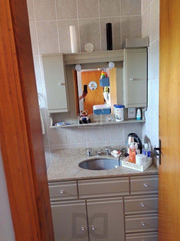Excelente casa com 03 suíte, espaço gourmet com churrasqueira, living com lareira, pátio com piscina e garagem para 02 carros no bairro Espírito Santo — foto 32
