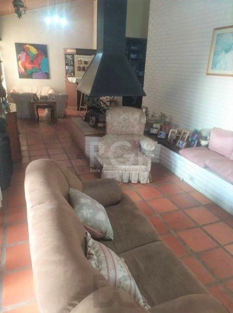 Casa com 03 dormitórios, churrasqueira, pátio com piscina e 5 vagas de garagem no bairro Menino Deus — foto 4