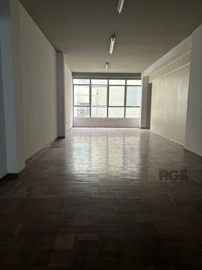 Sala comercial 64,23m², 1 banheiro no bairro Azenha — foto 1