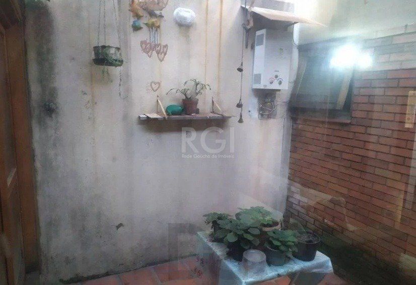 Casa com 03 dormitórios, churrasqueira, pátio com piscina e 5 vagas de garagem no bairro Menino Deus — foto 12