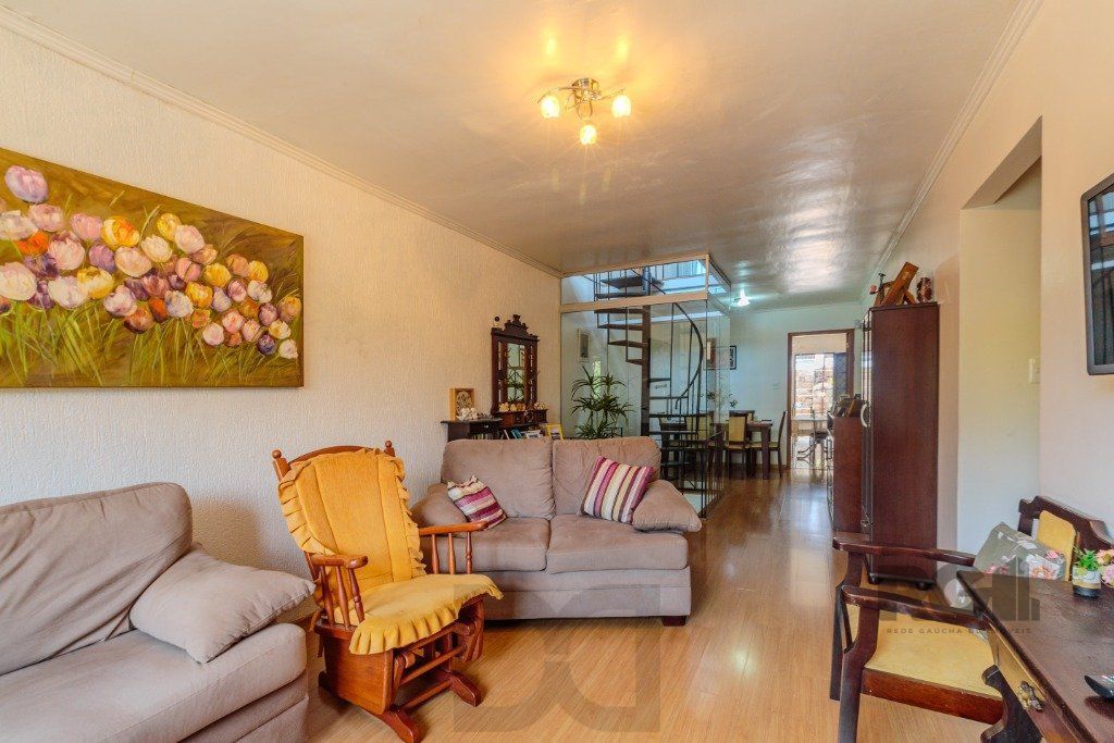 Casa 253m², 3 suítes, pátio, churrasqueira e vaga de garagem para 4 carros no bairro Nonoai — foto 1