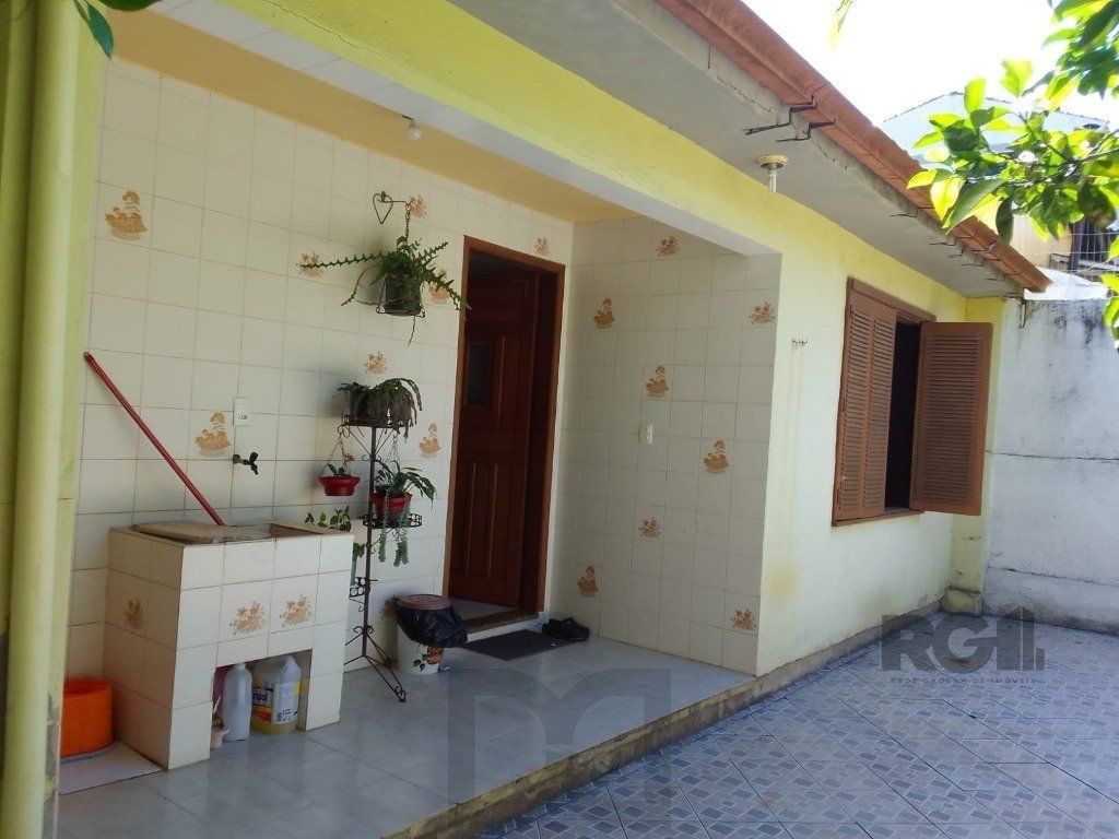 Casa de 4 quartos com 243,58m² no Bairro Lomba do Pinheiro — foto 1
