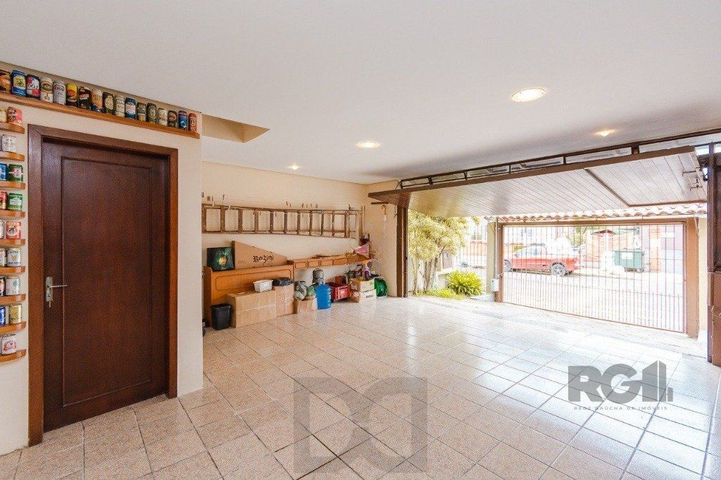 Casa com 4 dormitórios no bairro Morro Santana — foto 9
