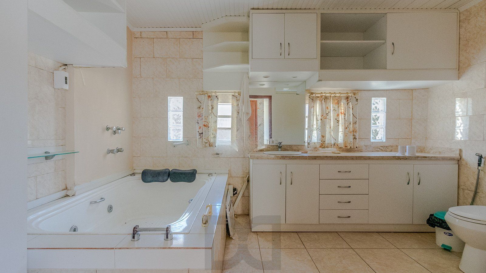 Excelente casa de 308 m² com 4 suítes e 4 vagas de garagem. — foto 4