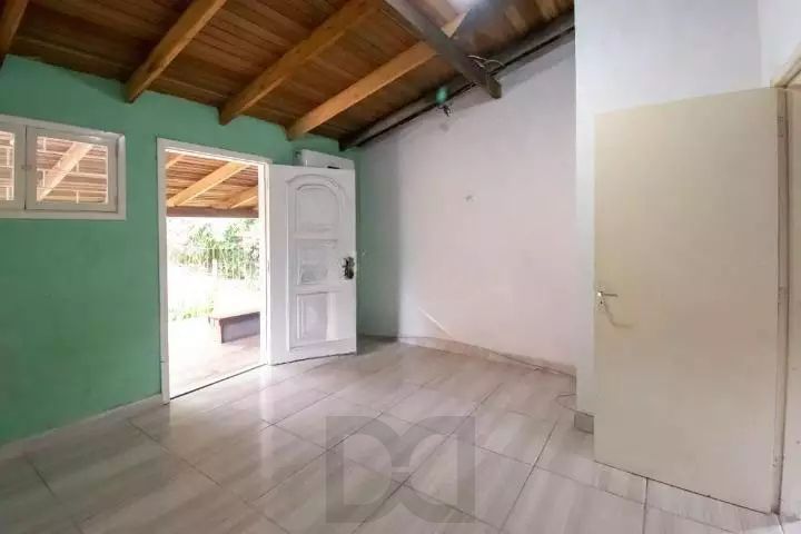 VENDE – AMPLA CASA RESIDENCIAL COM PISCINA E 5 VAGAS — foto 27
