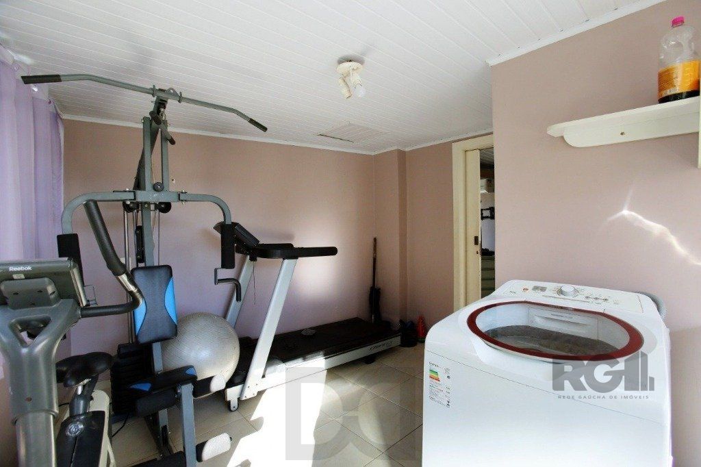 Excelente casa de 235m² com 4 dormitórios e 3 vagas no bairro Azenha. — foto 20