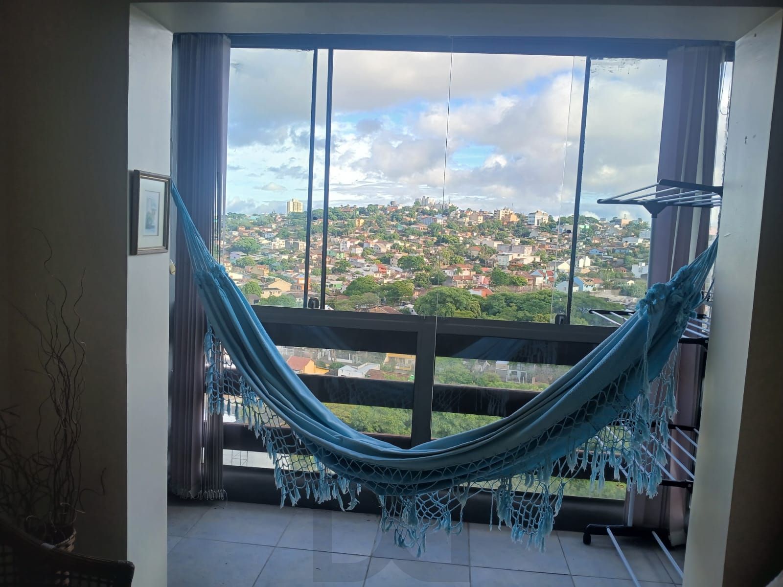 Apartamento de 2 dormitórios com vaga de garagem coberta e escriturada no Bairro Glória – Porto Alegre. — foto 1