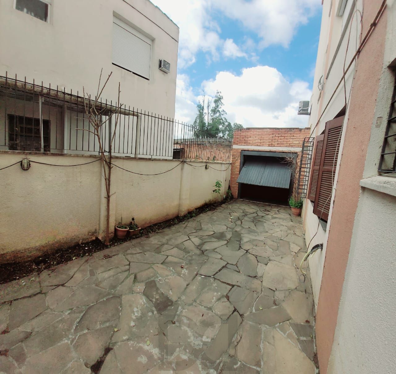 Aparatamento Garden, térreo, 2 dormitórios com 2 vagas no Bairro São João. — foto 11