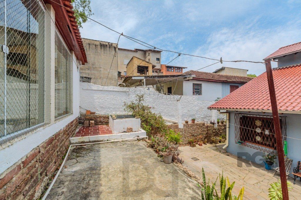 Casa 253m², 3 suítes, pátio, churrasqueira e vaga de garagem para 4 carros no bairro Nonoai — foto 27