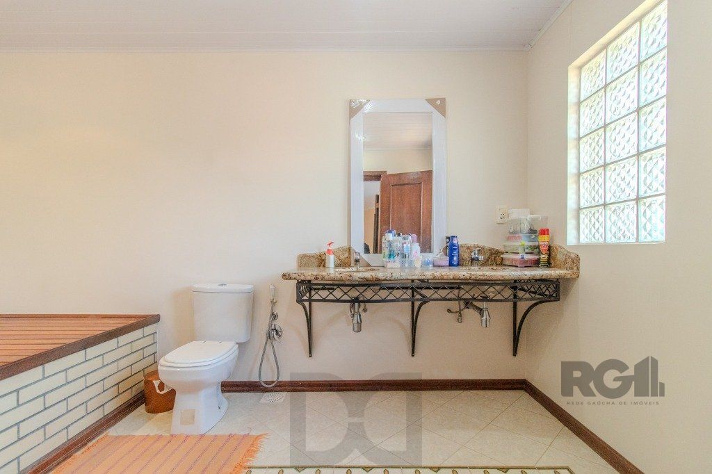 Linda casa de 04 dormitórios com vista livre no Bairro Teresópolis — foto 42