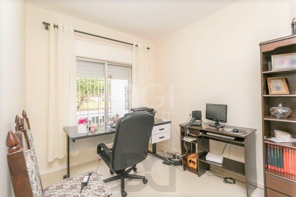 Casa para Venda - 238.35m², 4 dormitórios, sendo 1 suites, 2 vagas - Nonoai — foto 5