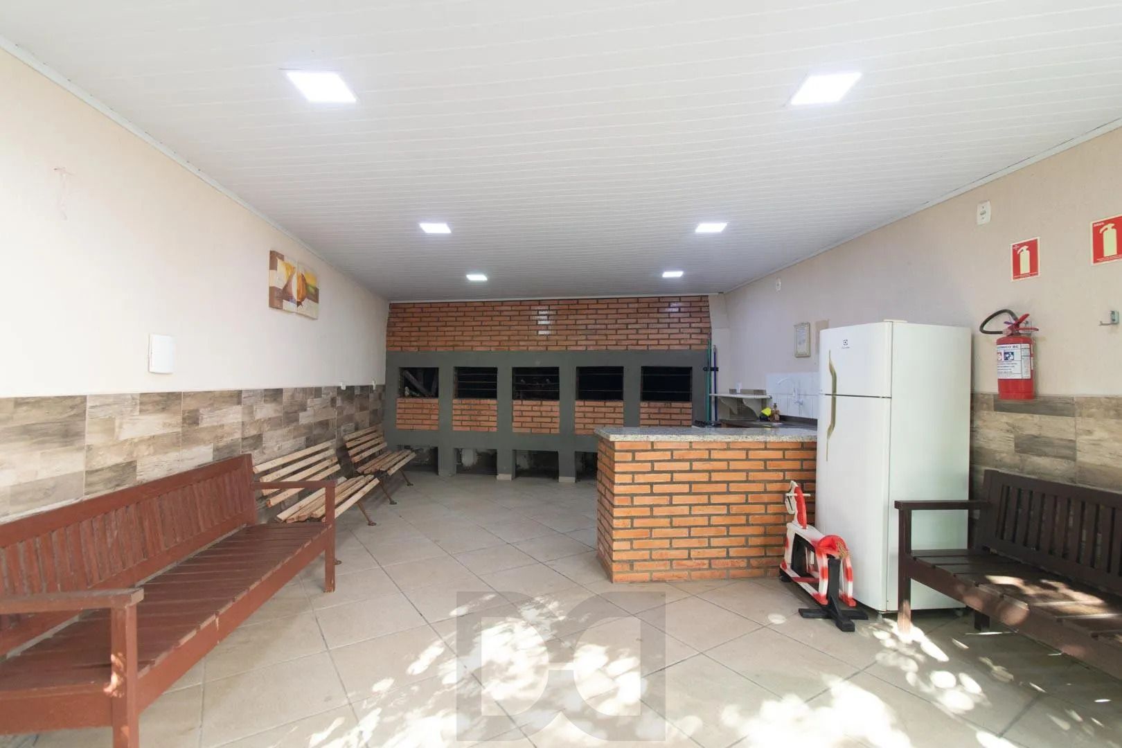Apartamento de 2 dormitórios com 1 vaga de garagem. Prédio com elevador. Bairro Cristal — foto 21