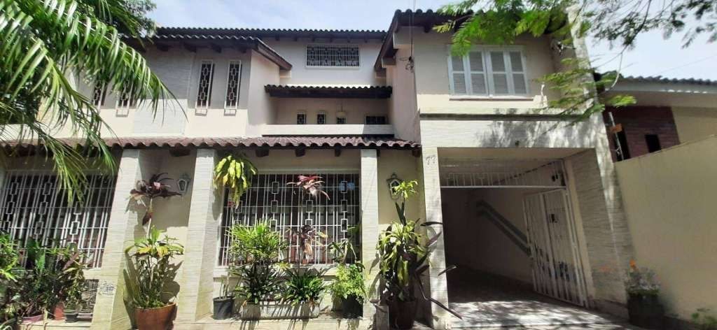 VENDE – AMPLA CASA RESIDENCIAL COM PISCINA E 5 VAGAS — foto 2