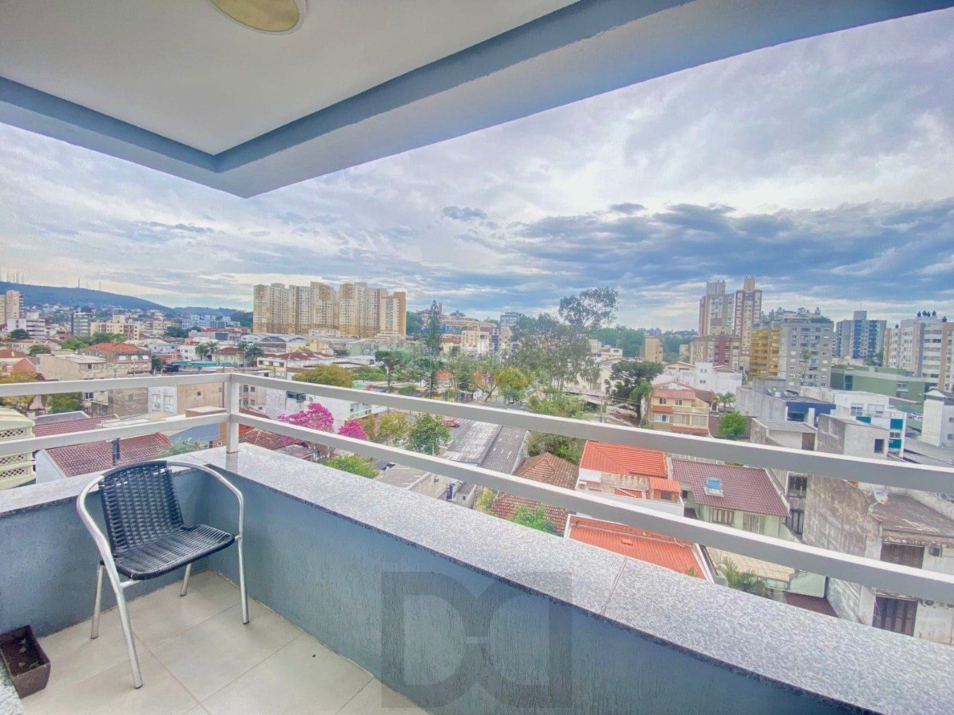 Apartamento de 2 dormitorios à venda em Santana, Porto Alegre. — foto 1