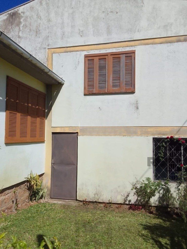 Casa de 4 quartos com 243,58m² no Bairro Lomba do Pinheiro — foto 2