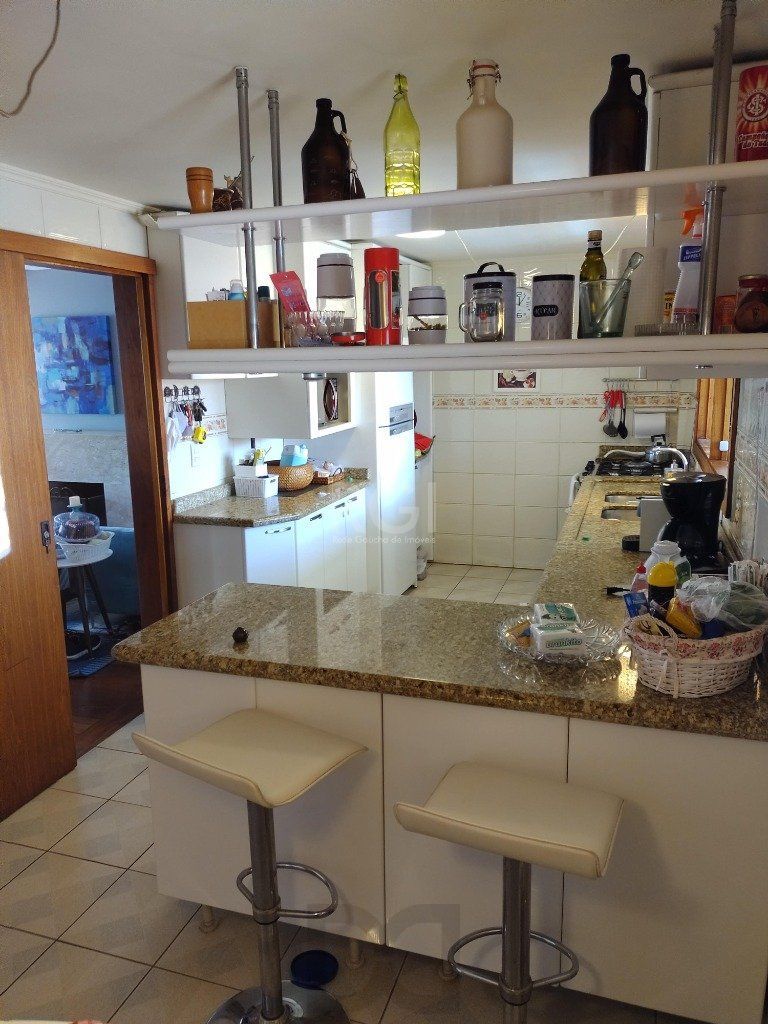 Excelente casa com 03 suíte, espaço gourmet com churrasqueira, living com lareira, pátio com piscina e garagem para 02 carros no bairro Espírito Santo — foto 35
