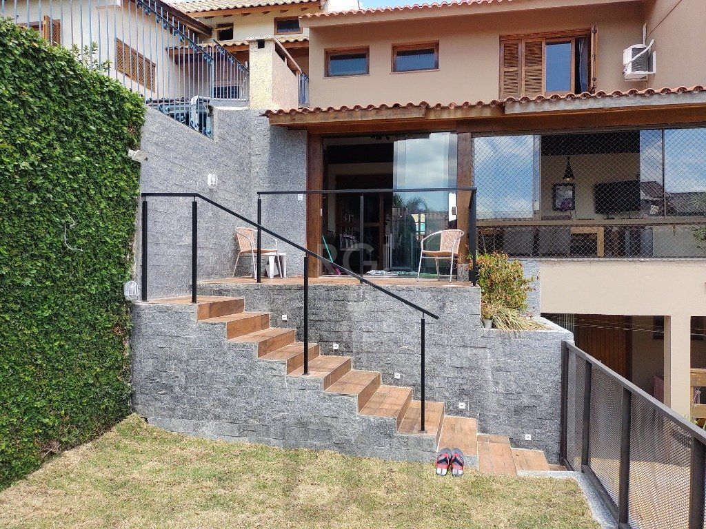 Excelente casa com 03 suíte, espaço gourmet com churrasqueira, living com lareira, pátio com piscina e garagem para 02 carros no bairro Espírito Santo — foto 39