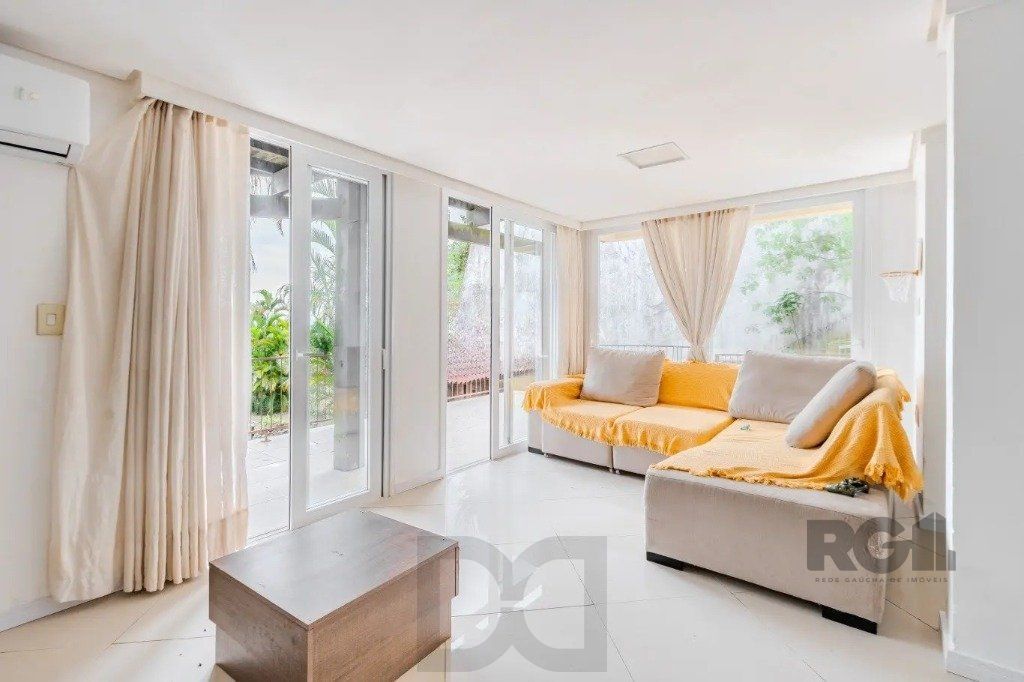 Casa com 3 dormitórios no bairro Jardim Isabel — foto 1