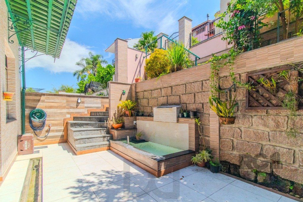 Linda casa de 04 dormitórios com vista livre no Bairro Teresópolis — foto 21