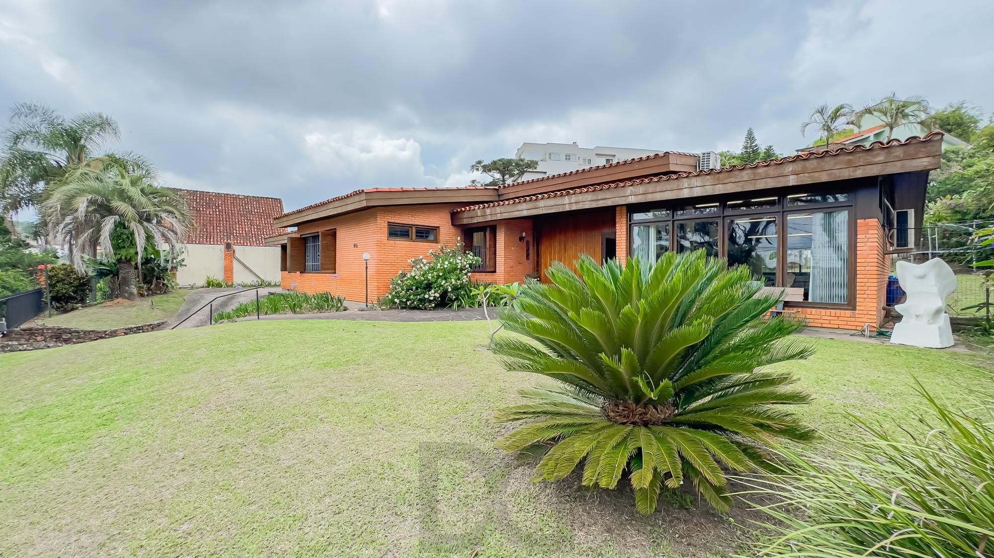 Casa com 3 quartos e 313m² à venda em Chácara das Pedras, Porto Alegre. Rua Joao Paetzel, Chácara Das Pedras, Porto Alegre — foto 2