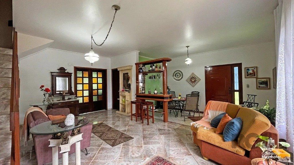 Casa com 3 dormitórios no bairro Jardim Itu, Porto Alegre — foto 1