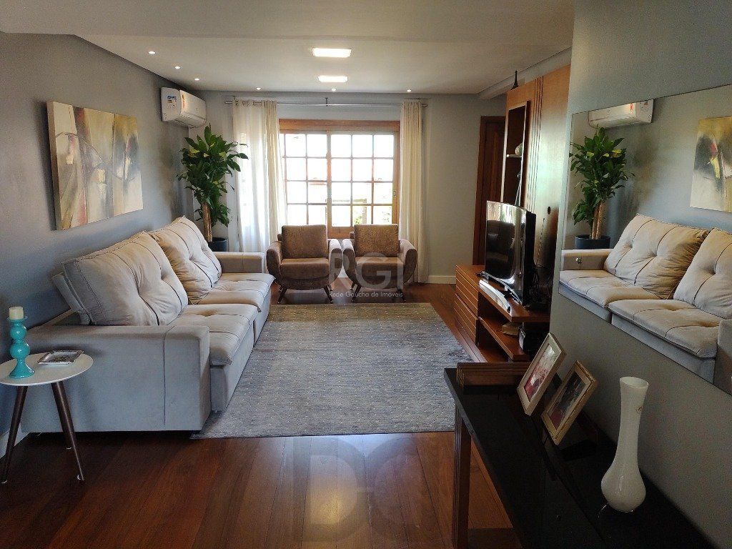 Excelente casa com 03 suíte, espaço gourmet com churrasqueira, living com lareira, pátio com piscina e garagem para 02 carros no bairro Espírito Santo — foto 1