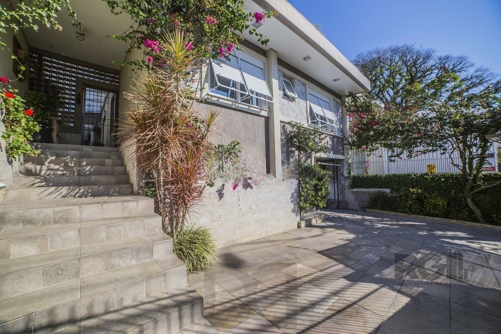 Casa de 4 dormitórios no bairro Glória — foto 1