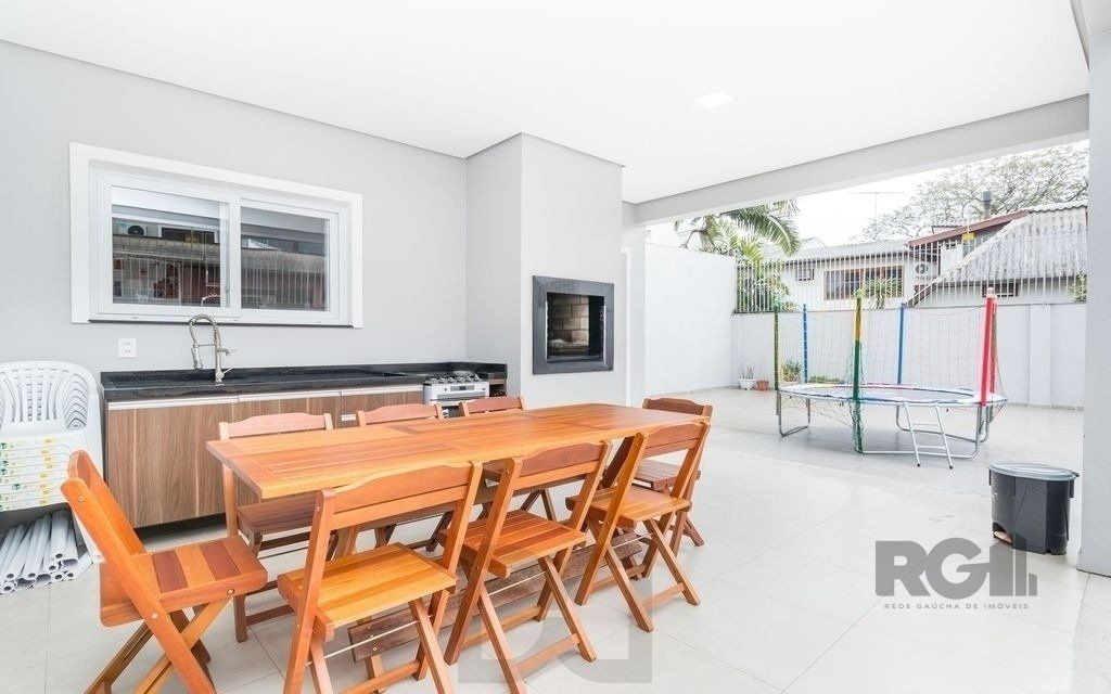 Excelente casa de 254m² com 4 dormitórios sendo 3 suítes. — foto 2