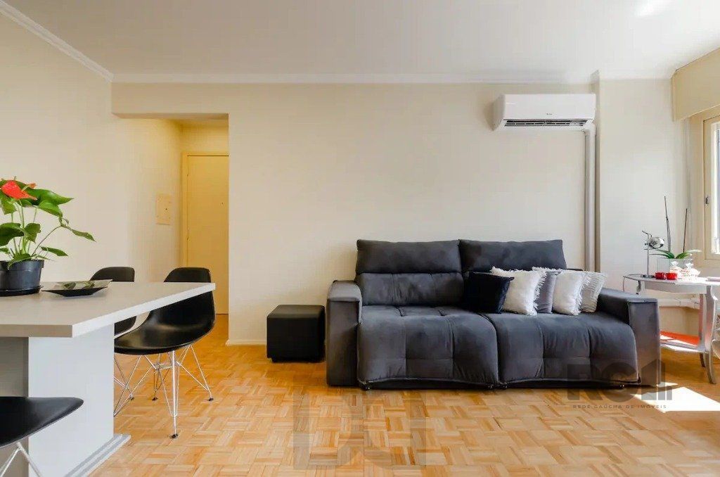 Apartamento de 2 dormitórios no bairro Menino Deus — foto 1