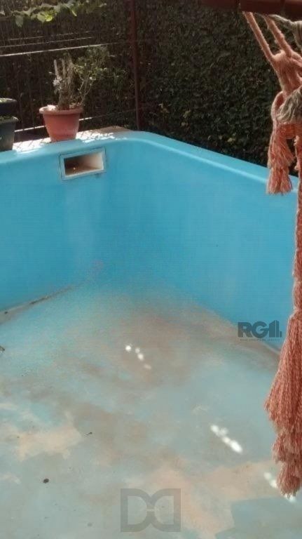 Casa com 3 dormitórios e amplo pátio com grama. — foto 4