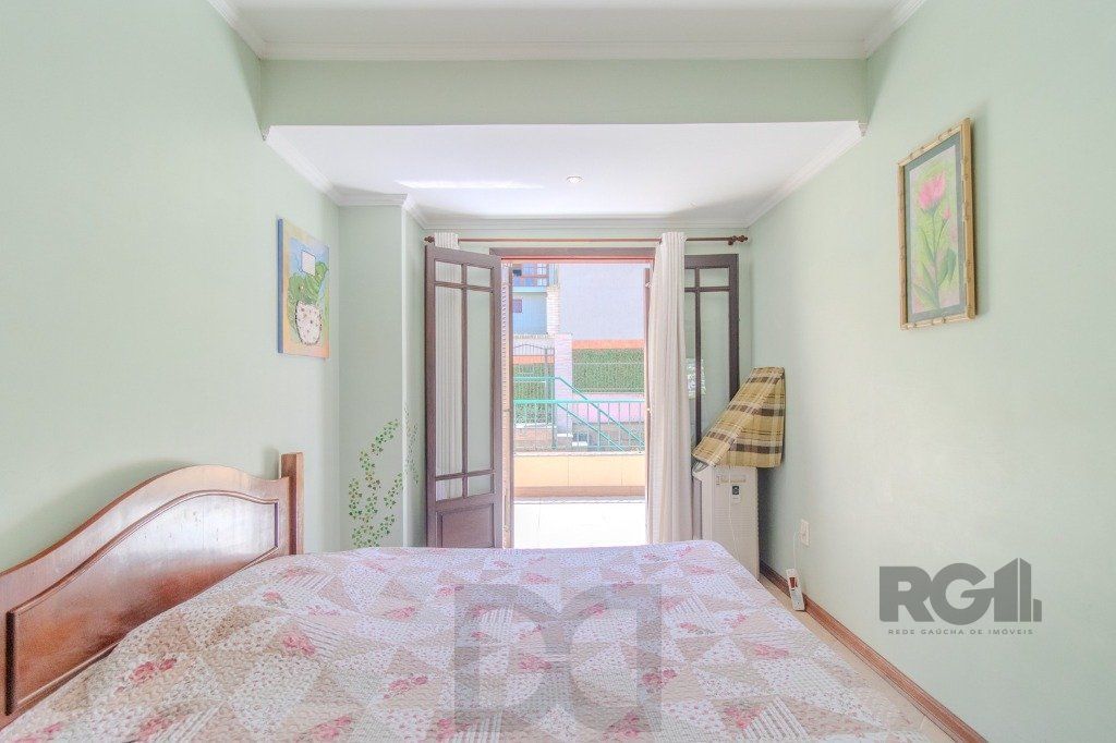 Linda casa de 04 dormitórios com vista livre no Bairro Teresópolis — foto 35