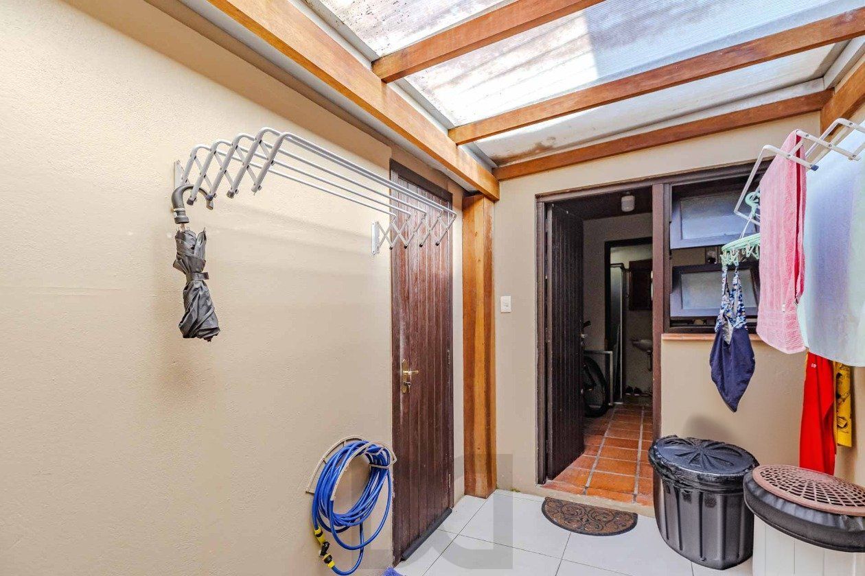 Casa em Condominio, 4 dormi. sendo 2 suítes, churrasqueira, lareira, 2 vagas — foto 14