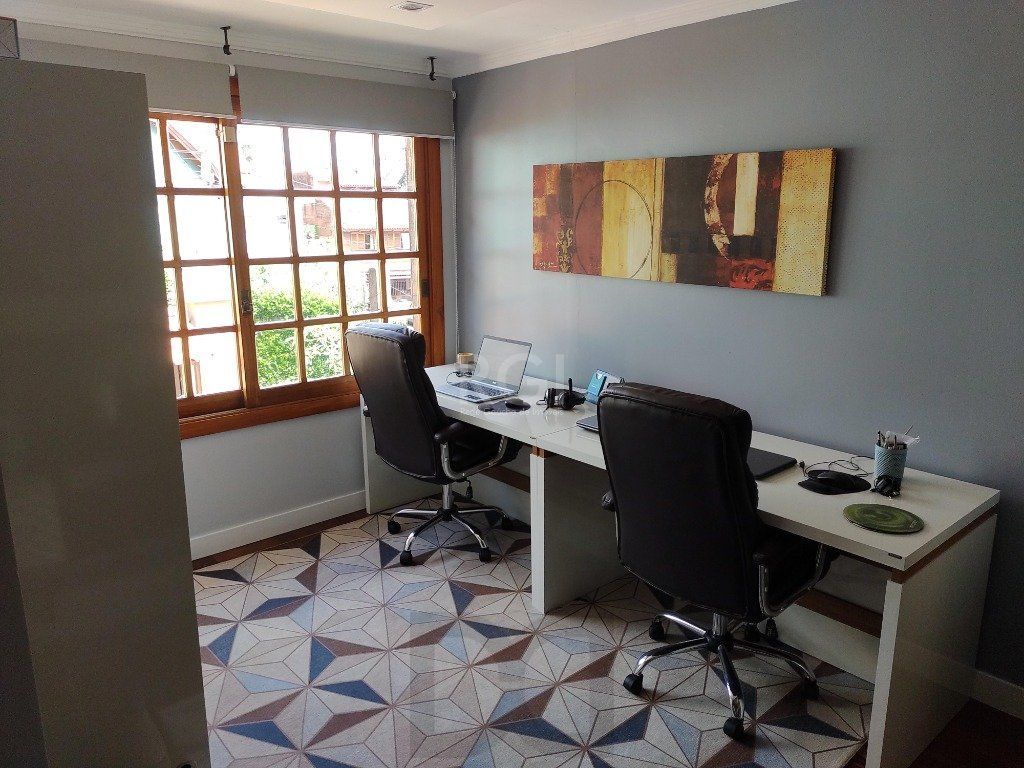 Excelente casa com 03 suíte, espaço gourmet com churrasqueira, living com lareira, pátio com piscina e garagem para 02 carros no bairro Espírito Santo — foto 8