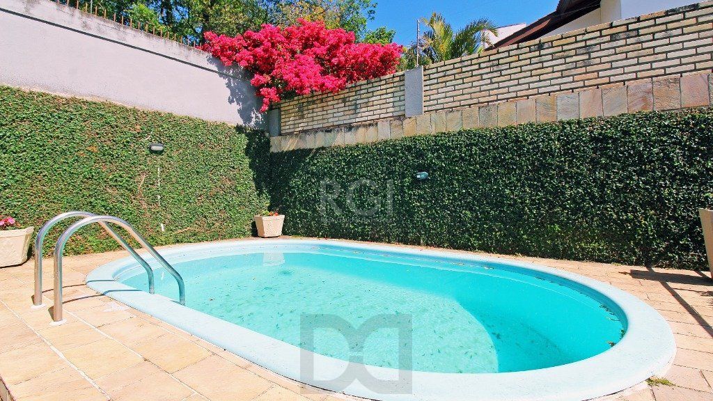 Sobrado 3 dormitórios, 1suíte, área gourmet com churrasqueira, piscina. — foto 37