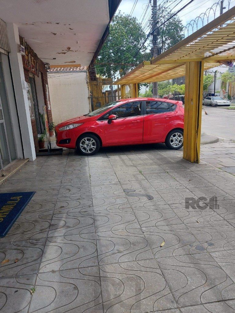 OPORTUNIDADE DE NEGÓCIO! PONTO COMERCIAL OU RESIDENCIAL, terreno medindo 13m x 100m, com 02 lojas comercias em frente (atualmente alugadas), nos fundos possui sobrado com 03 dormitórios sendo 01 suí — foto 4