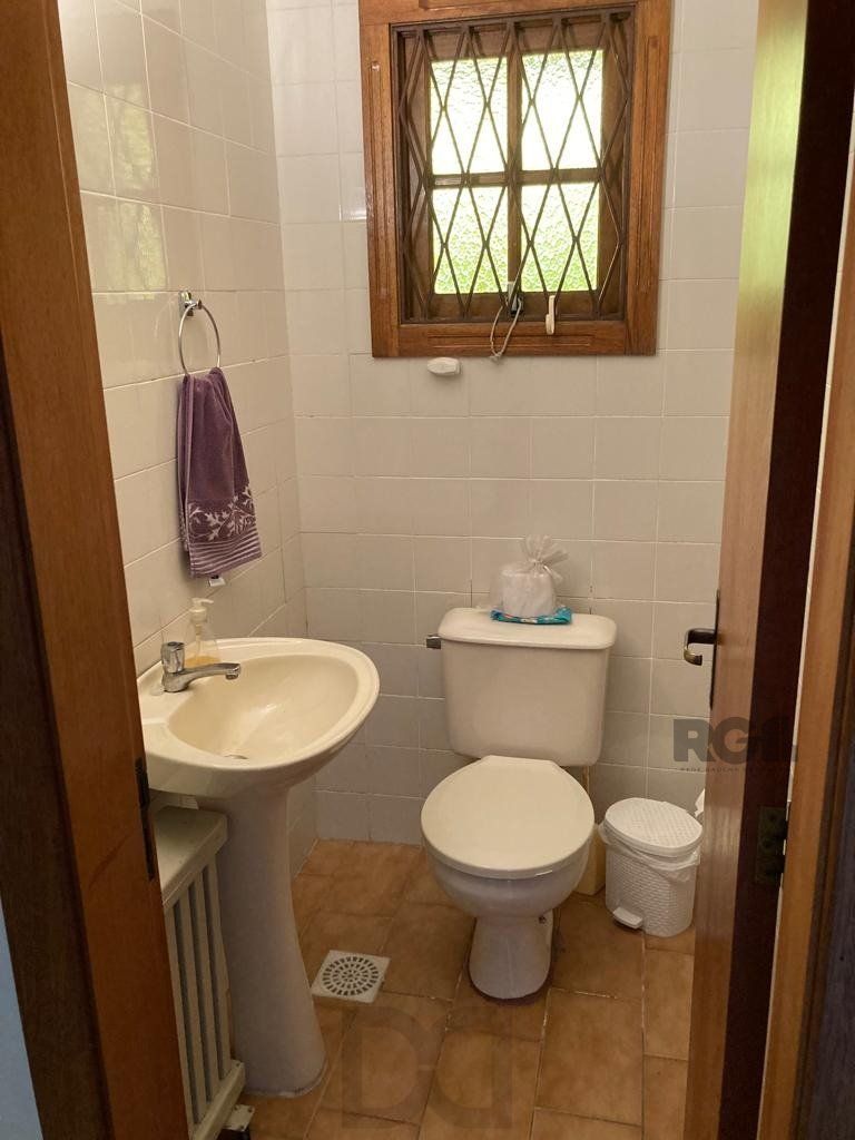 Casa 253m², 3 suítes, pátio, churrasqueira e vaga de garagem para 4 carros no bairro Nonoai — foto 6