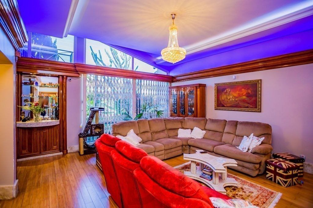 Belíssima casa de 375m² e 04 dormitórios sendo 01 suíte. — foto 14