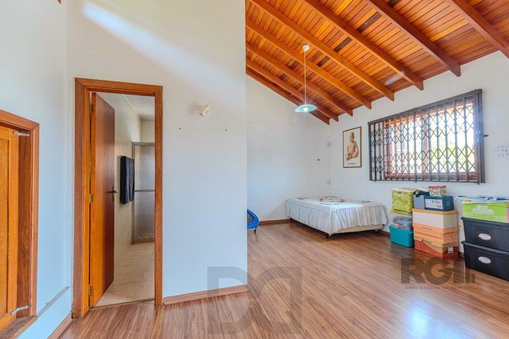 Casa 253m², 3 suítes, pátio, churrasqueira e vaga de garagem para 4 carros no bairro Nonoai — foto 13