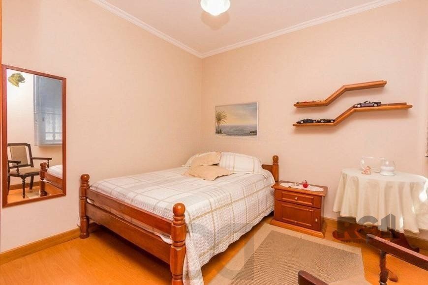 Casa de 380m² - 4 dormitórios, 2 suítes, 4 vagas no bairro Bom Jesus — foto 11