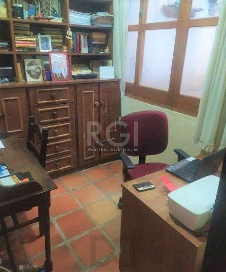 Casa com 03 dormitórios, churrasqueira, pátio com piscina e 5 vagas de garagem no bairro Menino Deus — foto 9