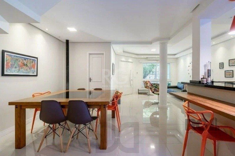 Casa com 03 dormitórios, 01 suíte, pátio, terraço com churrasqueira e vaga de garagem para 03 carros no bairro Ipanema — foto 7