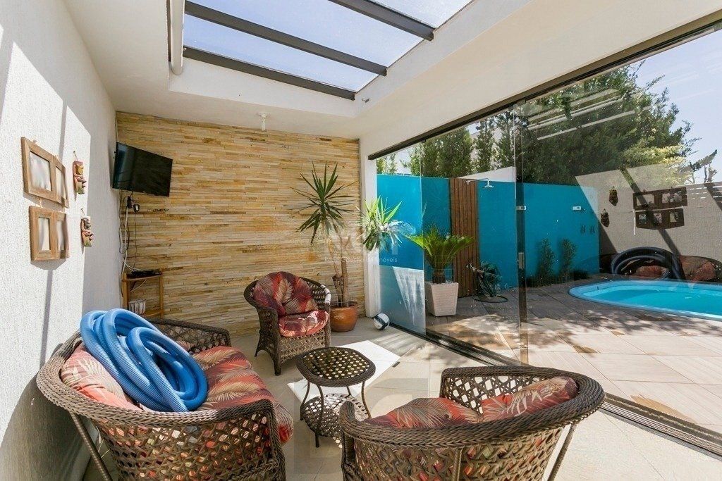 Excelente casa em condomínio com 3 suítes, piscina e 3 vagas de garagem — foto 2